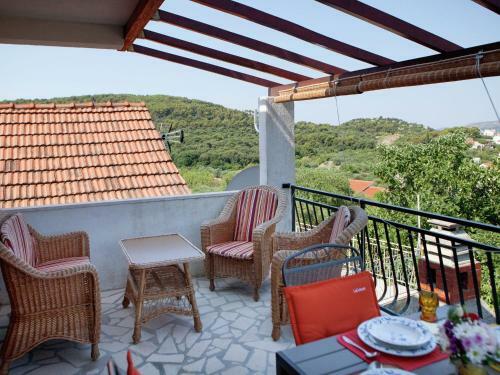 Charming Apartment In Okrug Donji Near Sea