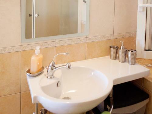 Charming Apartment In Okrug Donji Near Sea