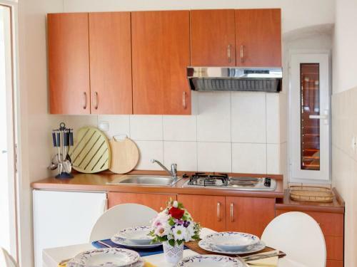 Charming Apartment In Okrug Donji Near Sea