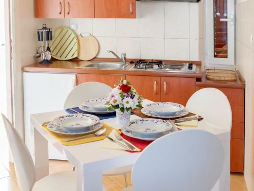 Charming Apartment In Okrug Donji Near Sea