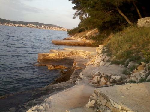 Charming Apartment In Okrug Donji Near Sea
