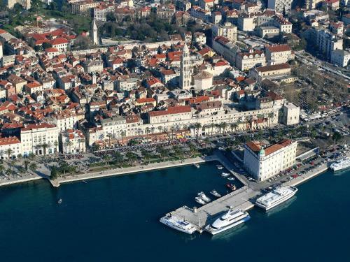 Charming Apartment In Okrug Donji Near Sea