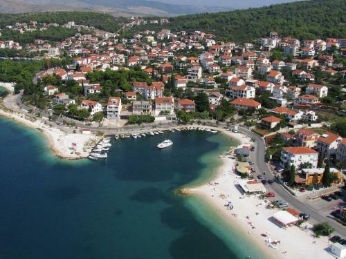 Charming Apartment In Okrug Donji Near Sea