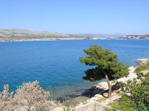 Charming Apartment In Okrug Donji Near Sea