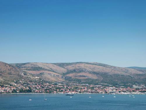 Charming Apartment In Okrug Donji Near Sea