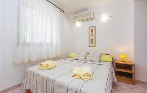 Two-bedroom Apartment In Karlobag