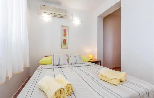 Two-bedroom Apartment In Karlobag