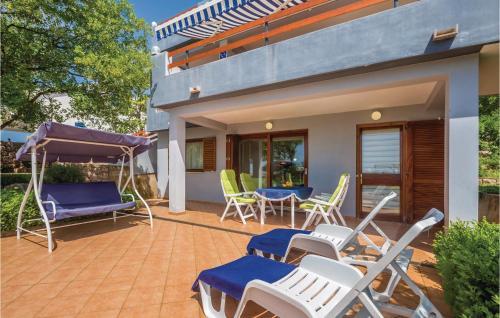 Two-bedroom Apartment In Karlobag