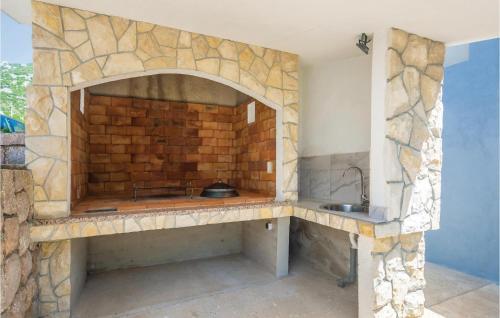 Two-bedroom Apartment In Karlobag