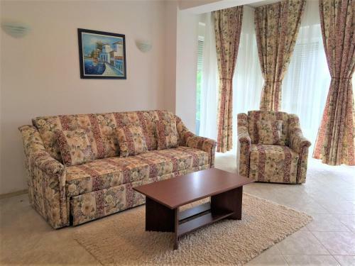 Club Topaz Apartments