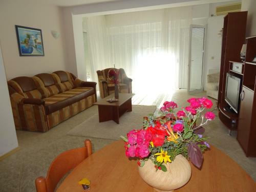 Club Topaz Apartments