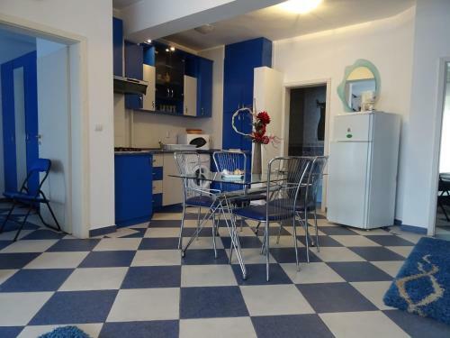 Club Topaz Apartments