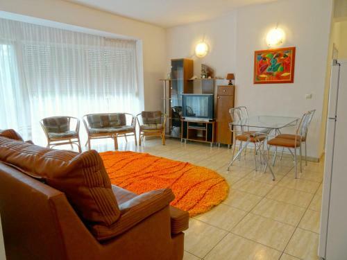 Club Topaz Apartments