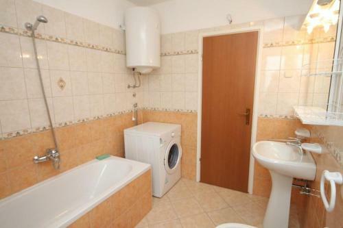 Apartments With A Parking Space Novigrad - 7049