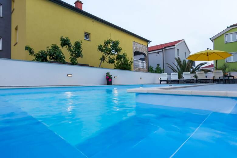 Lucky Luke Pool Apartments