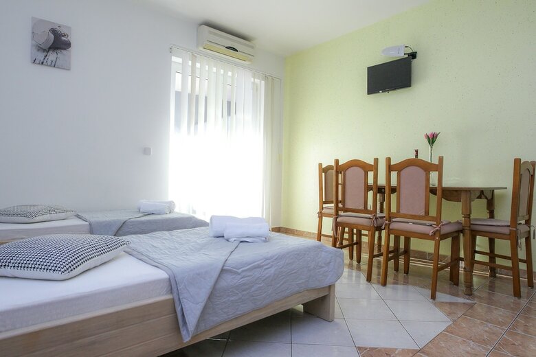 Lucky Luke Pool Apartments