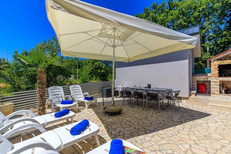 Hostal Apartment Complex Vanessa With Shared Pool In Nova Vas