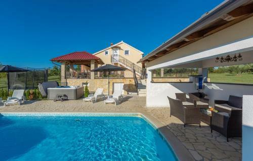 Villa Ivda With Heated Pool In Porec Area