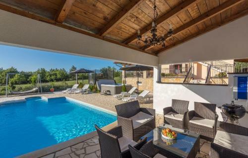 Villa Ivda With Heated Pool In Porec Area