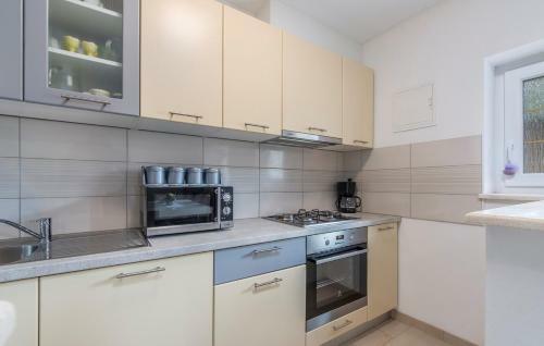 Two Bedroom Apartment Legovic With Garden