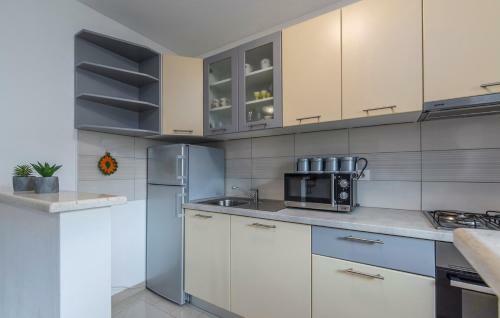 Two Bedroom Apartment Legovic With Garden