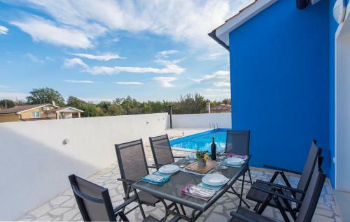 Blue Holiday House With Private Pool