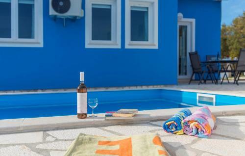 Blue Holiday House With Private Pool