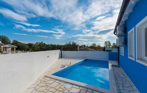 Blue Holiday House With Private Pool