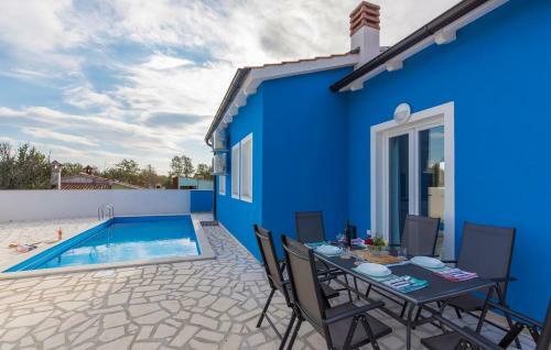 Blue Holiday House With Private Pool