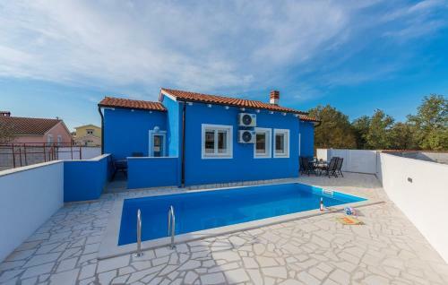 Blue Holiday House With Private Pool