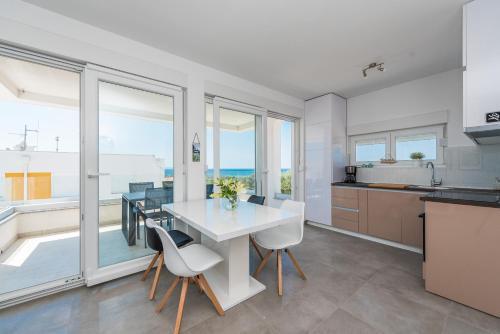 Adris, Modern & Spacious Apartment For 6