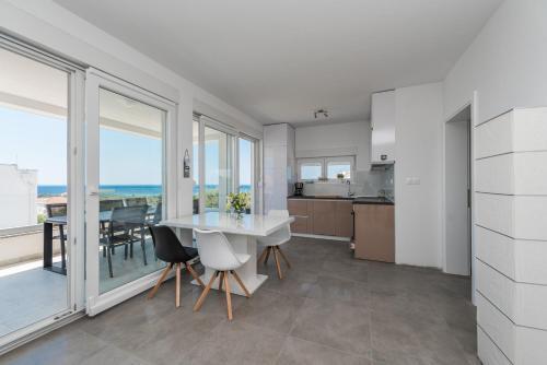 Adris, Modern & Spacious Apartment For 6