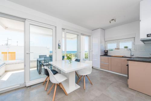 Adris, Modern & Spacious Apartment For 6