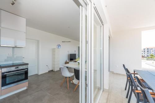Adris, Modern & Spacious Apartment For 6