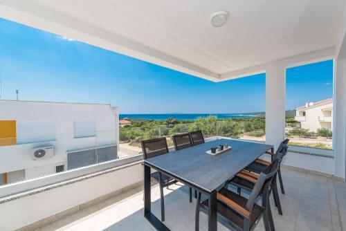 Adris, Modern & Spacious Apartment For 6