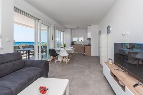 Adris, Modern & Spacious Apartment For 6