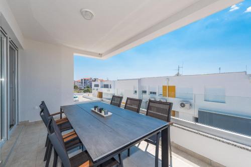 Adris, Modern & Spacious Apartment For 6