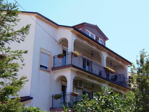 Apartments With A Parking Space Novi Vinodolski - 13597