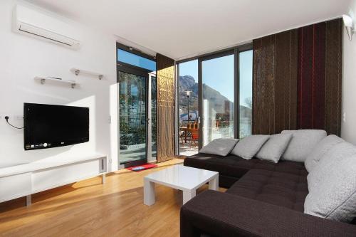 Apartments With Wifi Omis - 3253