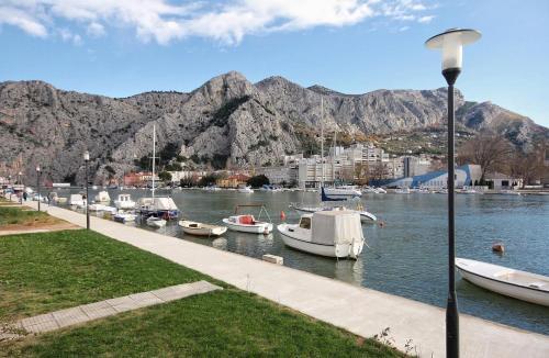Apartments With Wifi Omis - 3253