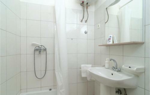 Six-bedroom Holiday Home In Omis