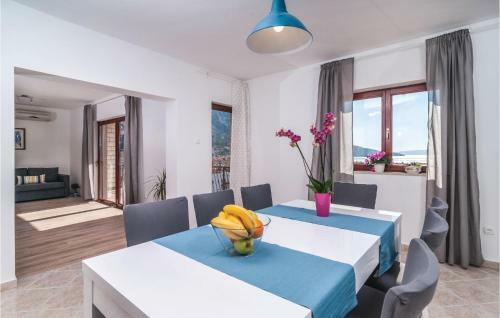 Six-bedroom Holiday Home In Omis