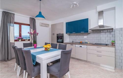 Six-bedroom Holiday Home In Omis