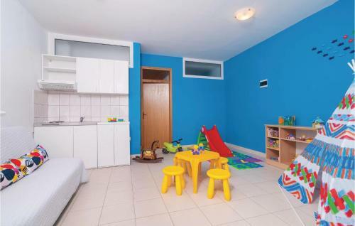 Six-bedroom Holiday Home In Omis