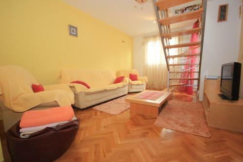 Apartments By The Sea Omis - 7577