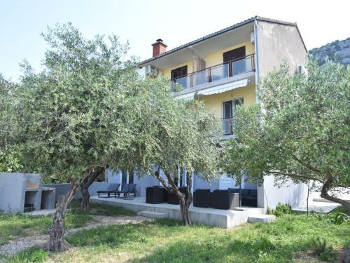 Spacious Apartment In Klek With Private Terrace