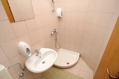 Hostal Apartments And Rooms With Parking Space Mrljane, Pasman - 299