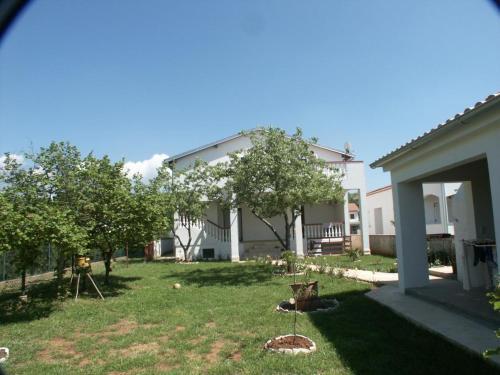 Apartments With A Parking Space Valbandon, Fazana - 2310
