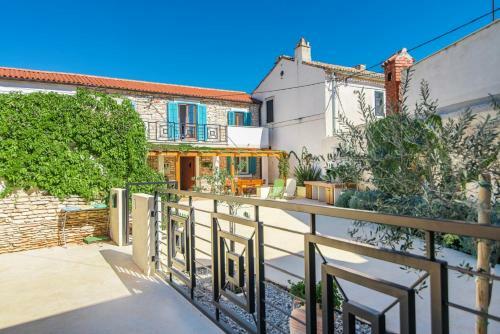Charming Stone House With Fenced Yard - Casa Dina Valbandon