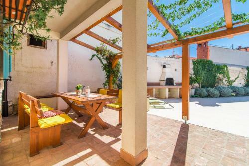 Charming Stone House With Fenced Yard - Casa Dina Valbandon